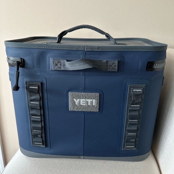 Yeti Navy Blue Yeti Hopper Flip 18 Cooler Bag With Lexus logo - Picture 2 of 10